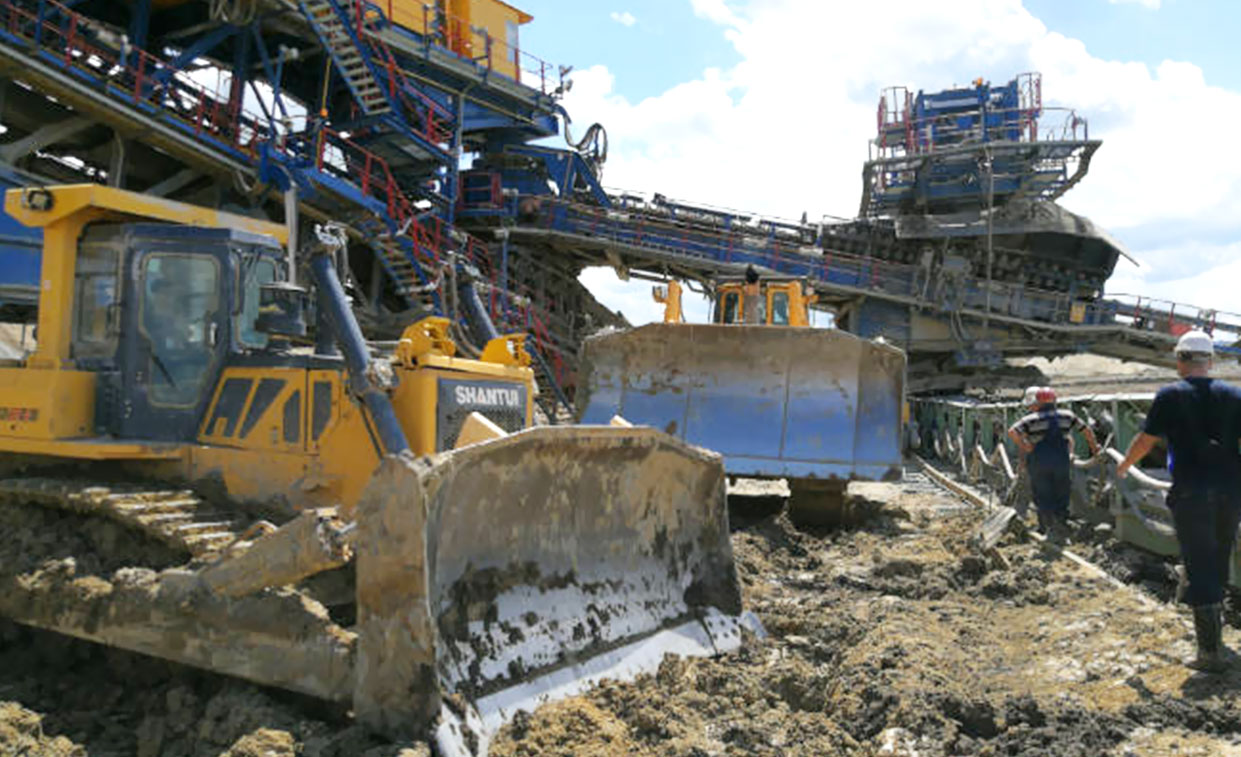 Le bulldozer SD32-5 est utilisé dans une mine de charbon en Serbie.