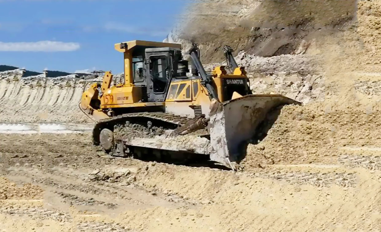 Le bulldozer SD32-C5 participe à la construction de routes et au déversement dans une mine à ciel ouvert en Serbie.