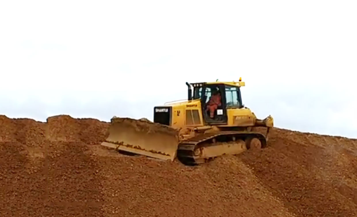 Bulldozer DH16K pour des travaux de terrassement au bulldozer dans un chantier de sable au Royaume-Uni.