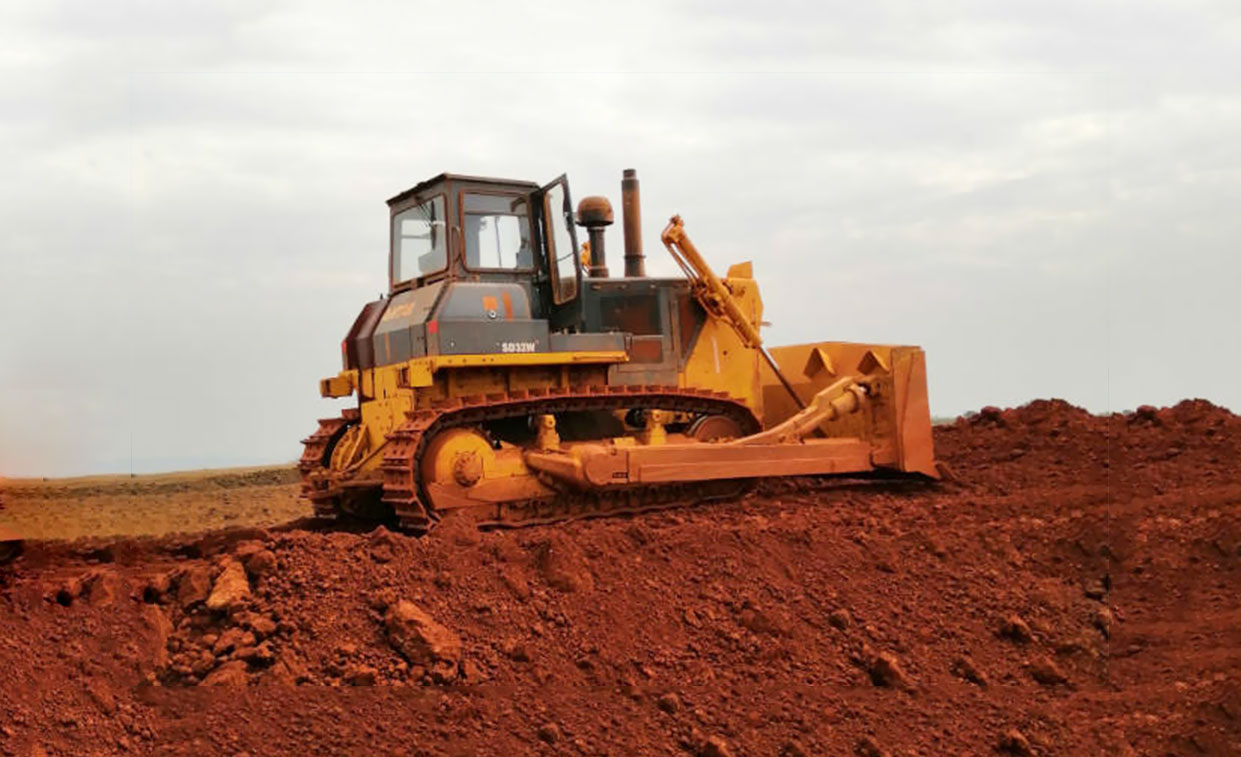 Le bulldozer SD32W est utilisé pour des opérations minières en Guinée.