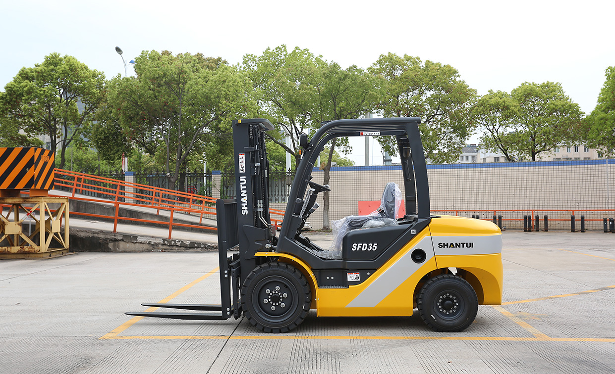 Chariot élévateur SHANTUI SFD35 dans un parc industriel
